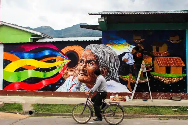 murales en las calles de pucallpa llenan de color